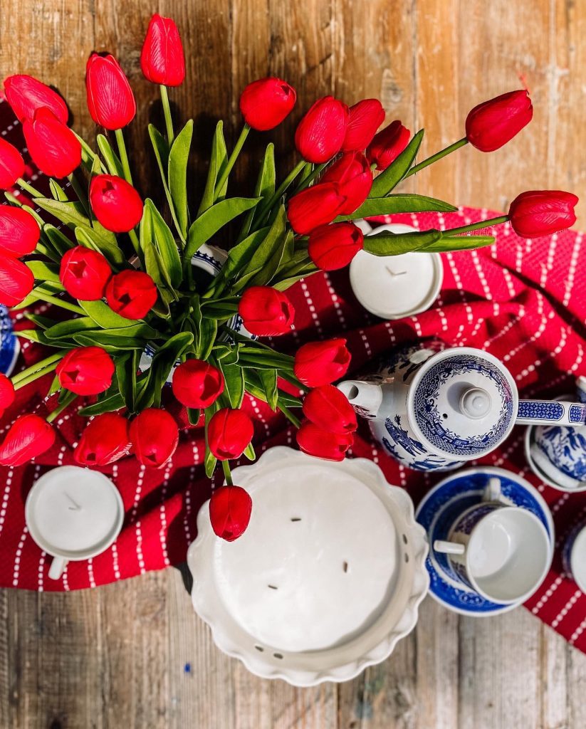 red whit and blue tablescape