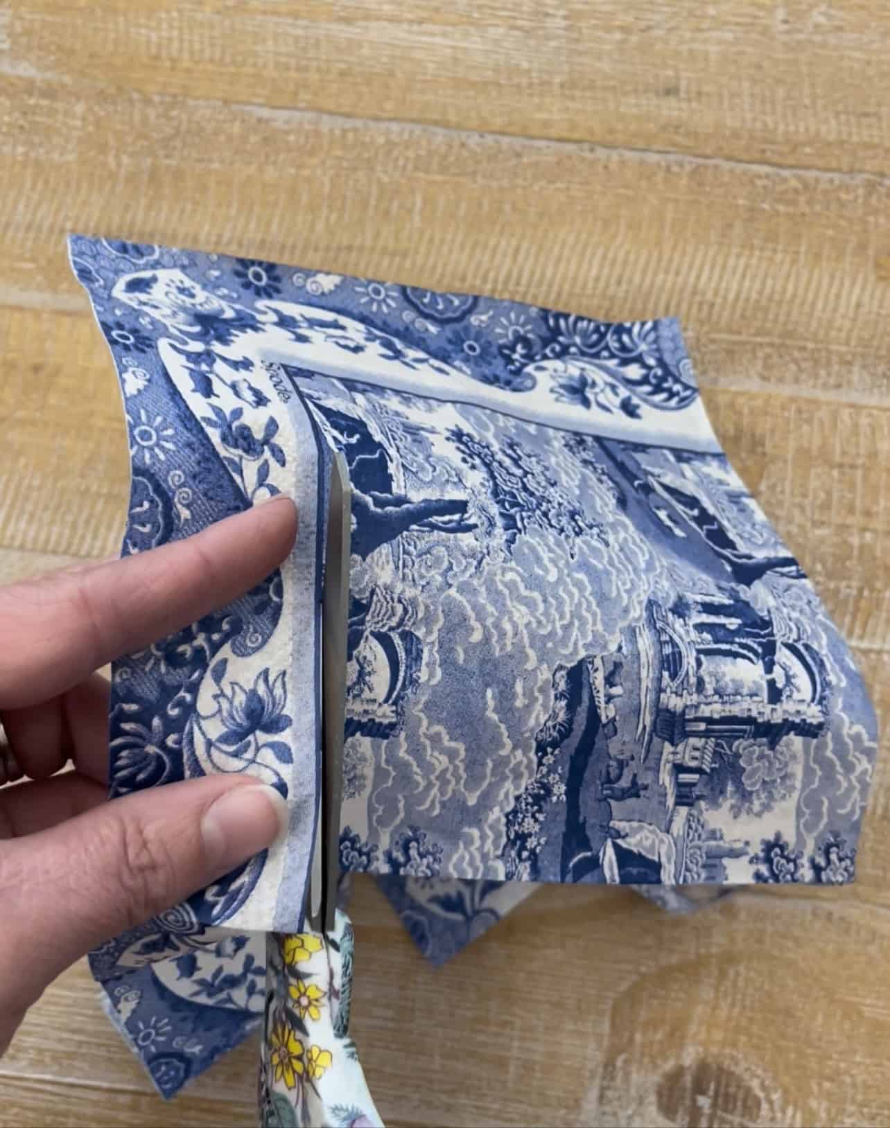 chinoiserie napkin cutting